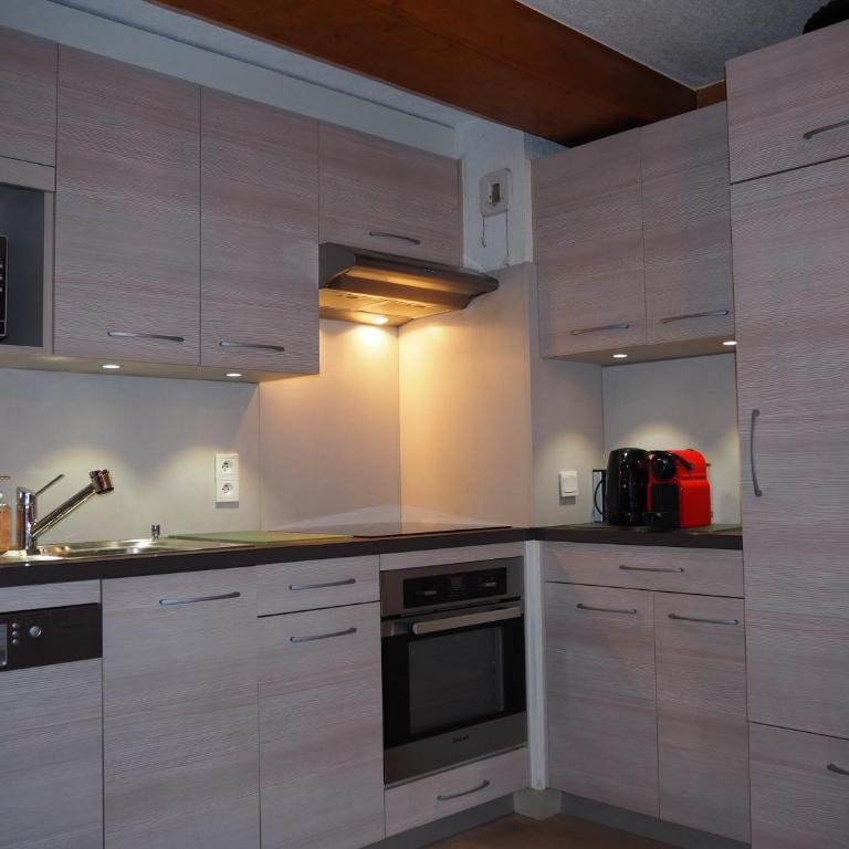 Le Rêve Alpin - centre village, near ski slopes - Two-Bedroom Apartment - 5