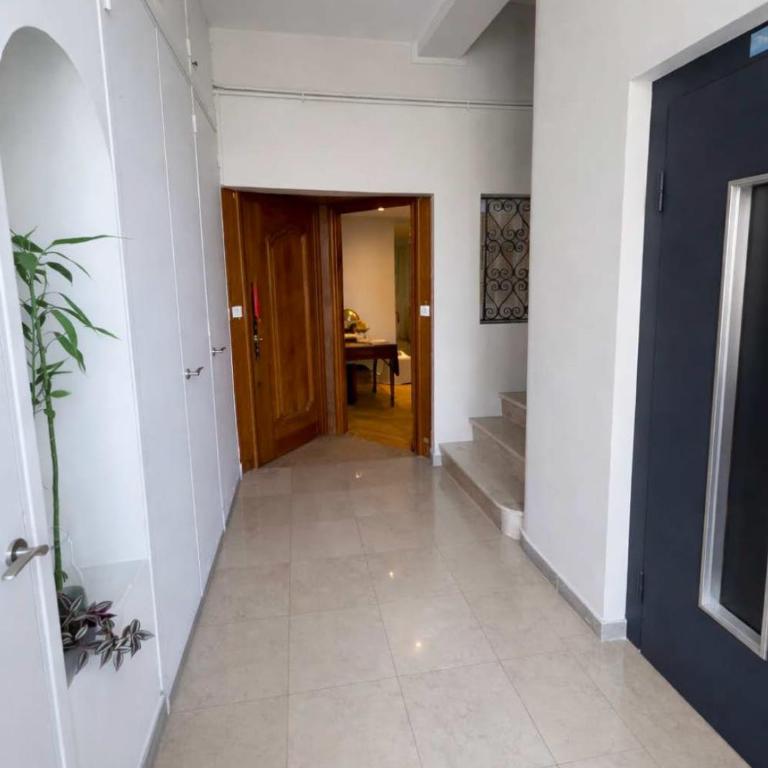 Top-Floor 2BR, 700m Palais, AC Free Parking - Apartment mit 2 Schlafzimmern - 22