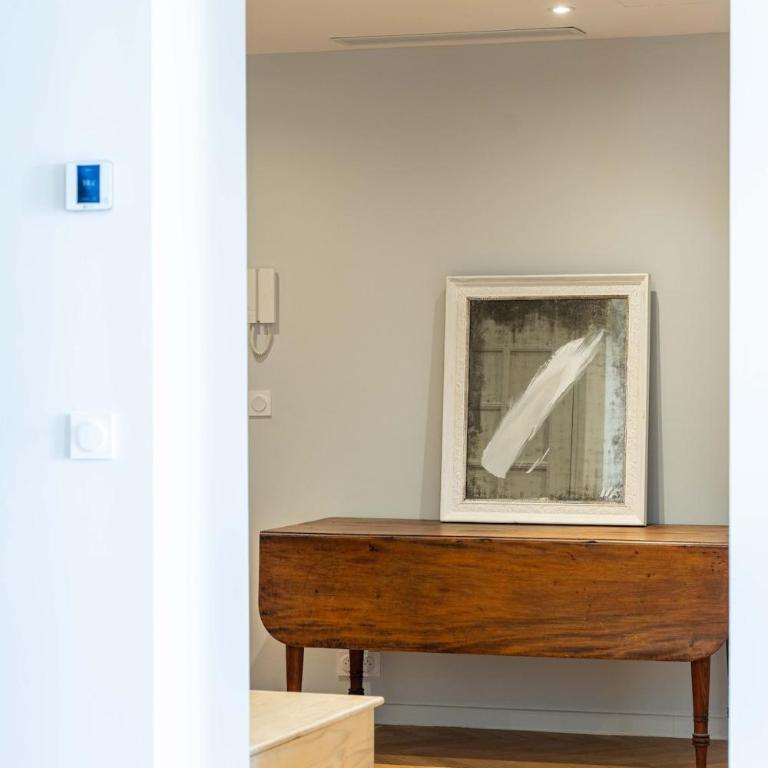 Top-Floor 2BR, 700m Palais, AC Free Parking - Apartment mit 2 Schlafzimmern - 27