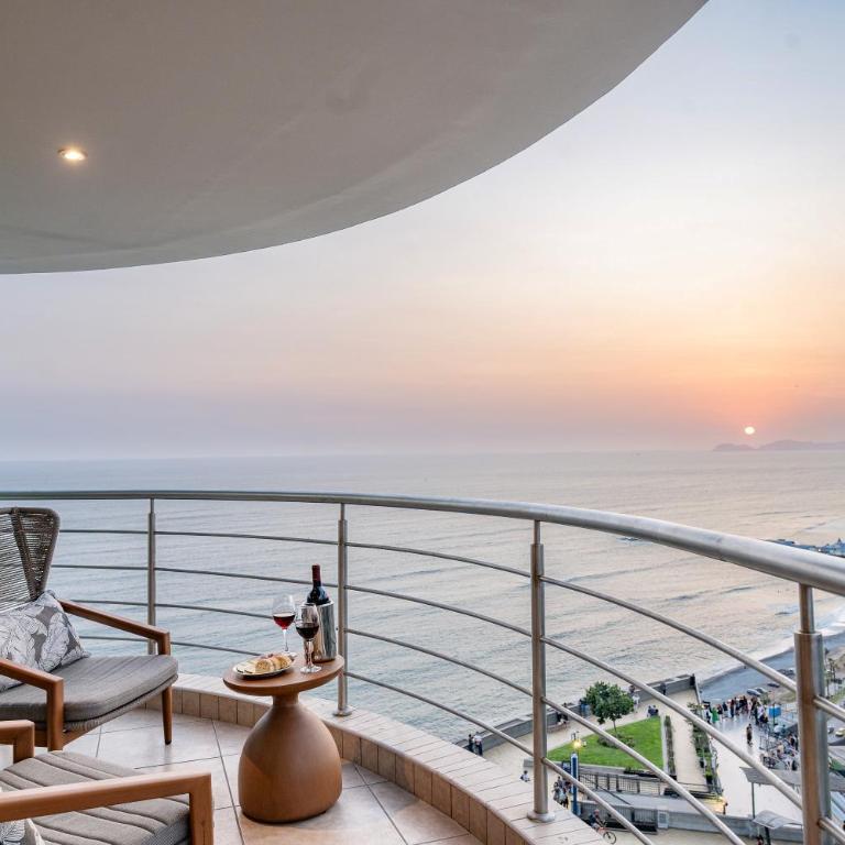 ALU Luxe - Premium Oceanfront Apartments Larcomar - Four-Bedroom Deluxe Apartment - 1