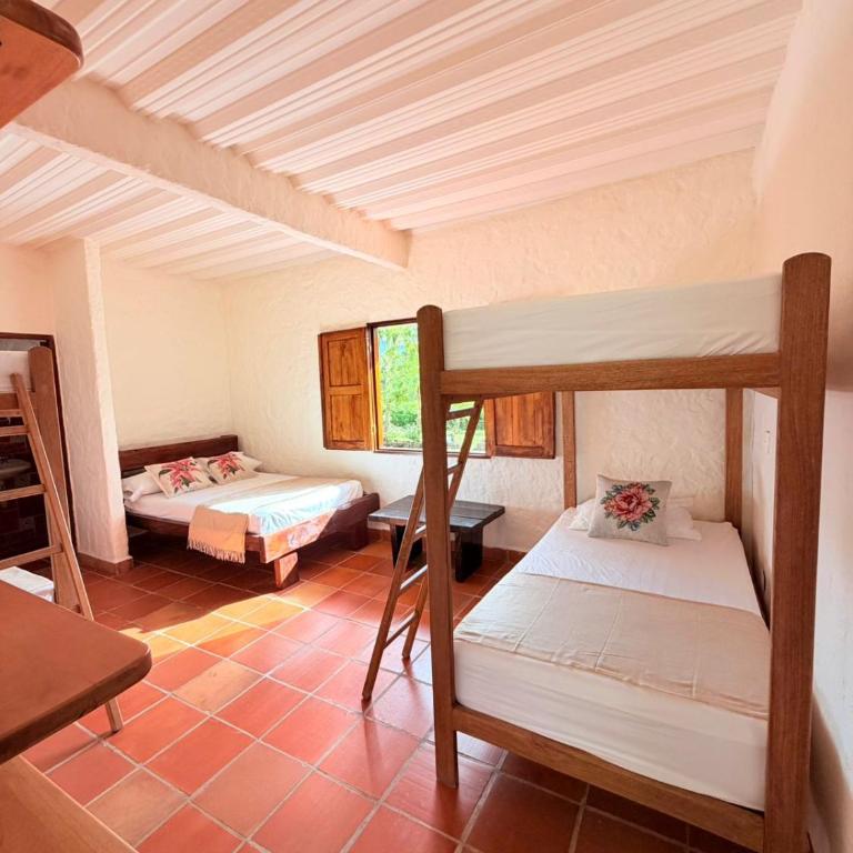 Finca Hostal Ágora - Family Room with Private Bathroom - 8