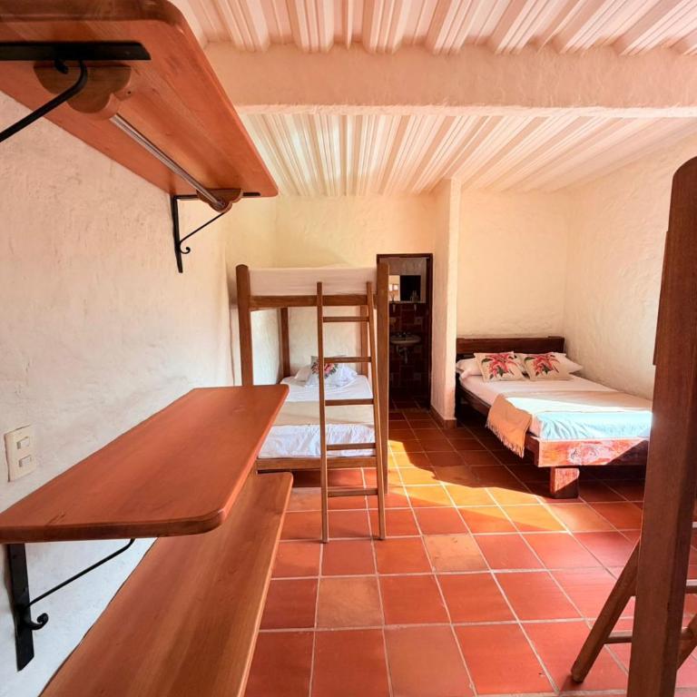 Finca Hostal Ágora - Family Room with Private Bathroom - 9