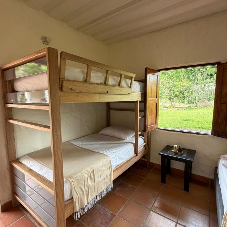 Finca Hostal Ágora - Economy Quadruple Room with Shared Bathroom - 8