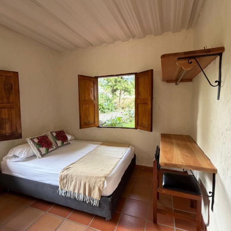 Finca Hostal Ágora - Economy Quadruple Room with Shared Bathroom - 9