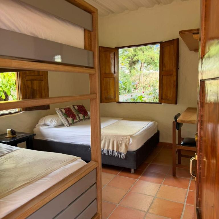 Finca Hostal Ágora - Economy Quadruple Room with Shared Bathroom - 11