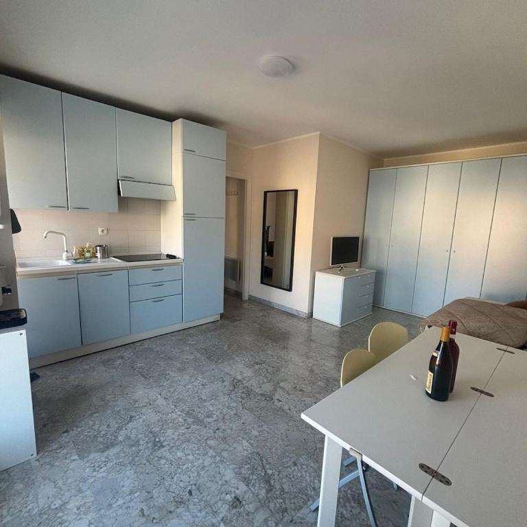 Apartment with sunny terrace air conditioning - One-Bedroom Apartment - 10
