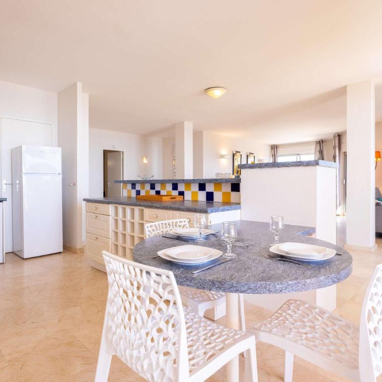 Magnifique appartement en front de mer - Three-Bedroom Apartment - 3