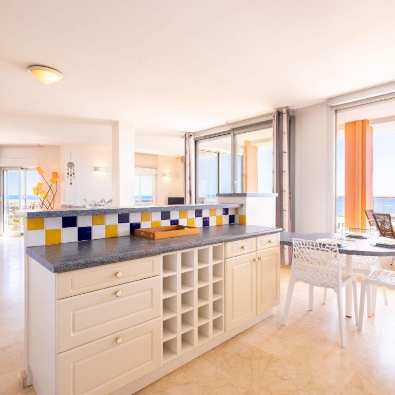 Magnifique appartement en front de mer - Three-Bedroom Apartment - 25