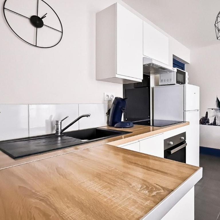 Chez Joyce - T2 climatisé entre centre-ville et cité médiévale - One-Bedroom Apartment - 10