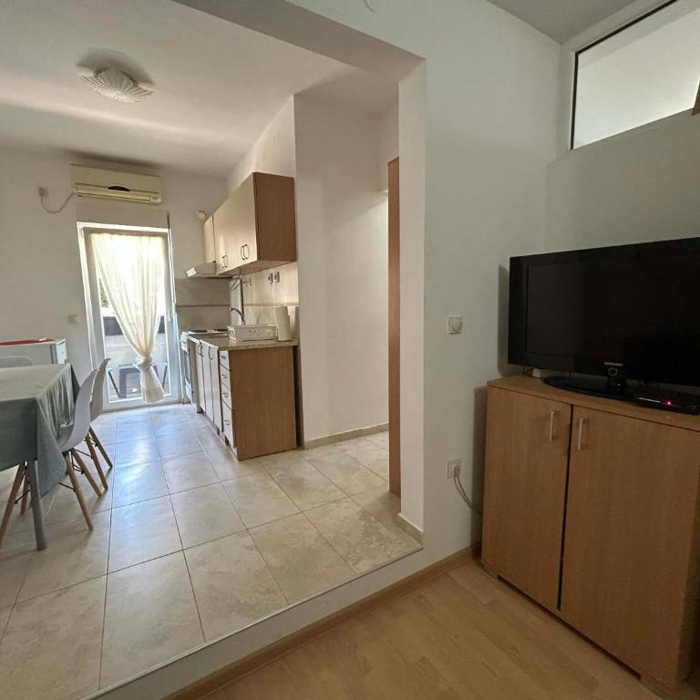 Helena Apartments - Apartment with Balcony - 10