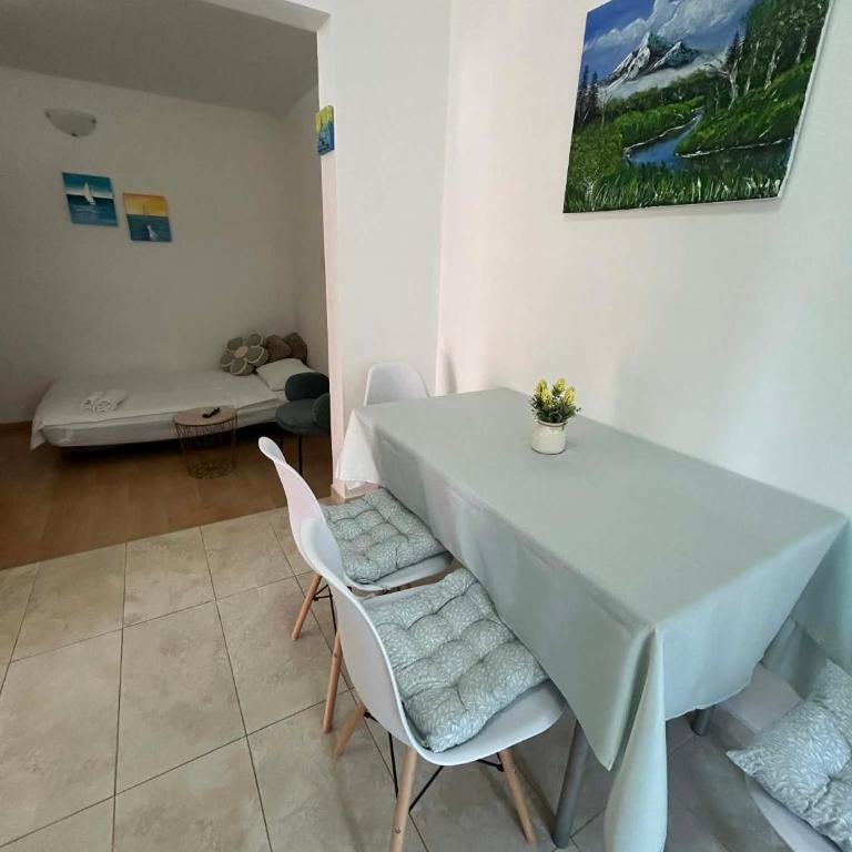 Helena Apartments - Apartment with Balcony - 14