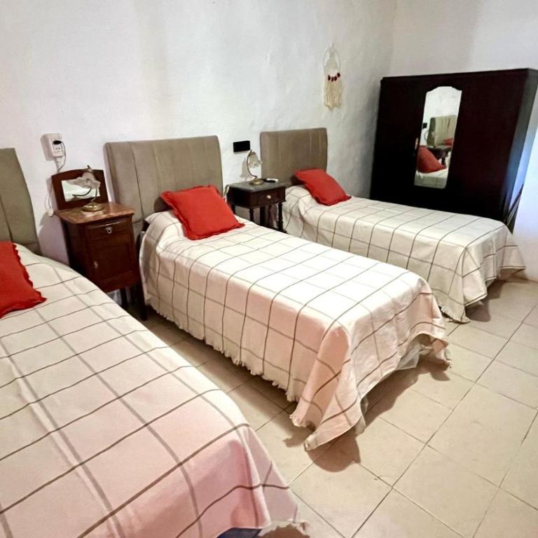Doña Sara - Four-Bedroom House - 9