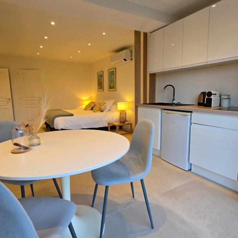 Ideal BnB, Luxury Apartments - Deluxe Apartment with Pool - 16