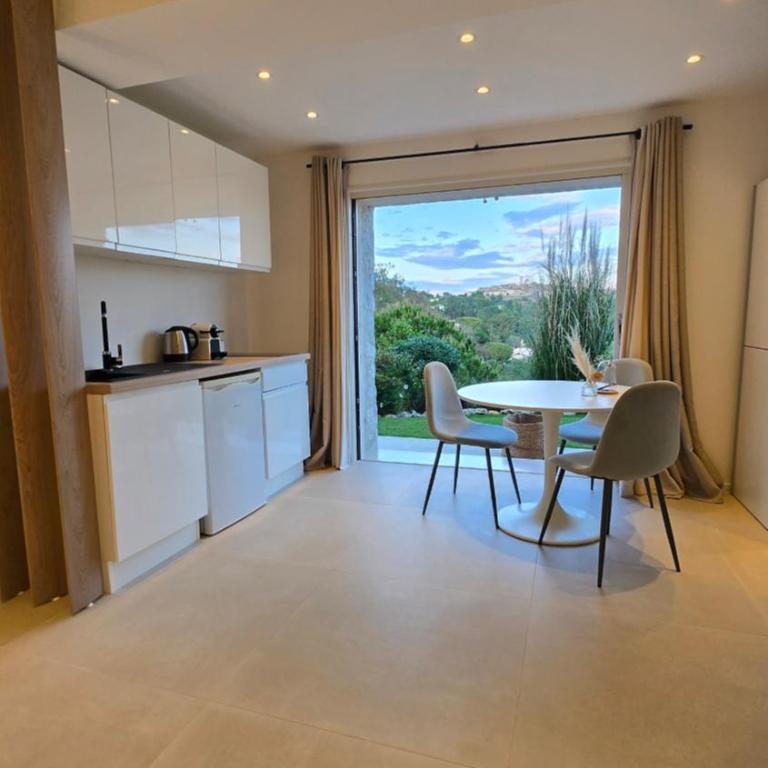 Ideal BnB, Luxury Apartments - Deluxe Apartment with Pool - 17