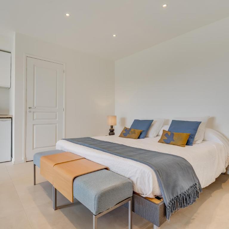 Ideal BnB, Luxury Apartments - Superior Apartment with Pool - 19