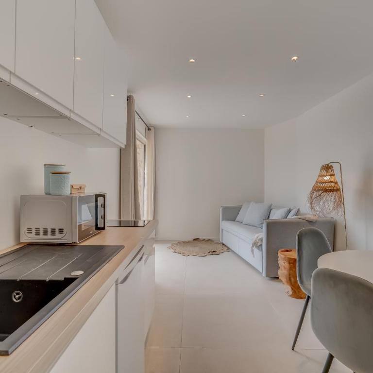 Ideal BnB, Luxury Apartments - Premium Apartment with Pool - 20