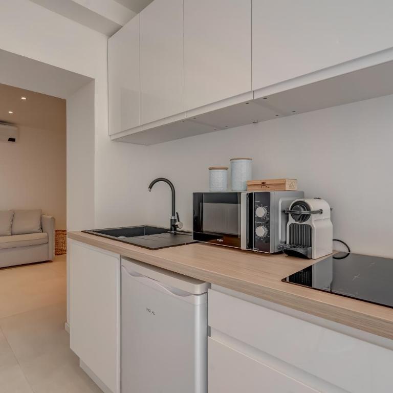 Ideal BnB, Luxury Apartments - Premium Apartment with Pool - 19