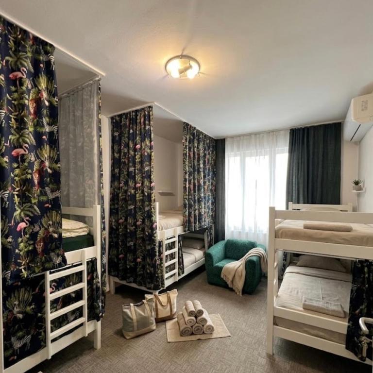 Amazon Hostel Center Podgorica - Krevet na Sprat u Mešovitoj Spavaonici - 2