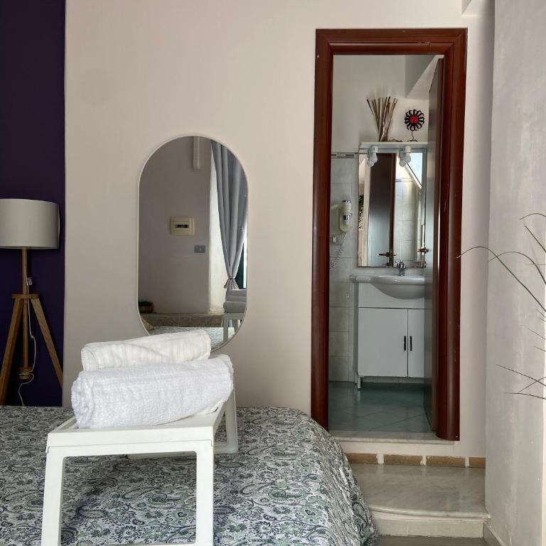 "Private Room" stanza privata with private bathroom - shared kitchen and beautiful terrace on Taormina Center Hostel Taormina - Double Room with Private Bathroom - 4