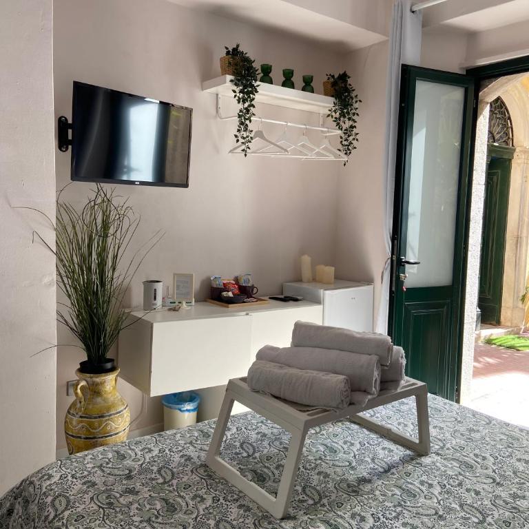 "Private Room" stanza privata with private bathroom - shared kitchen and beautiful terrace on Taormina Center Hostel Taormina - Double Room with Private Bathroom - 3