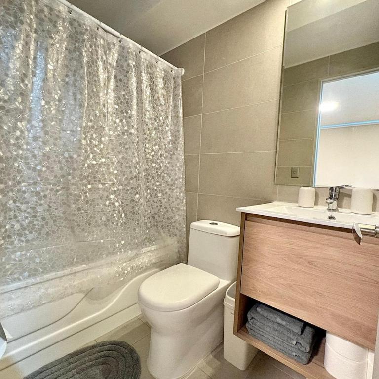 Departamento con conexión L1-Terminal de Buses y Trenes - Two-Bedroom Family Apartment - 4