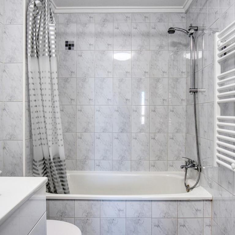 La Casa de Mia, Pool & Pink Lake Views - Two-Bedroom Apartment - 2