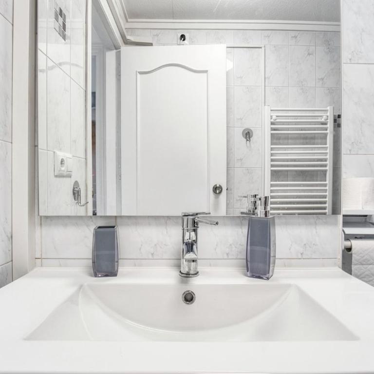 La Casa de Mia, Pool & Pink Lake Views - Two-Bedroom Apartment - 4