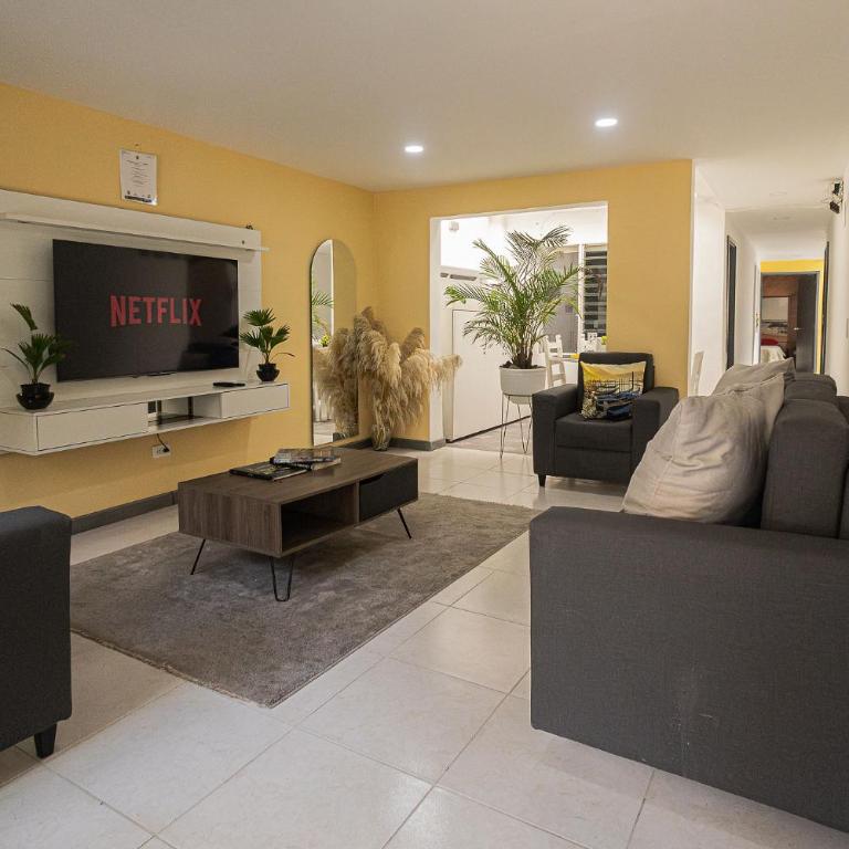 La Casa Amarilla - Three-Bedroom Home - 25