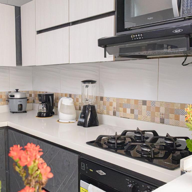 La Casa Amarilla - Three-Bedroom Home - 14