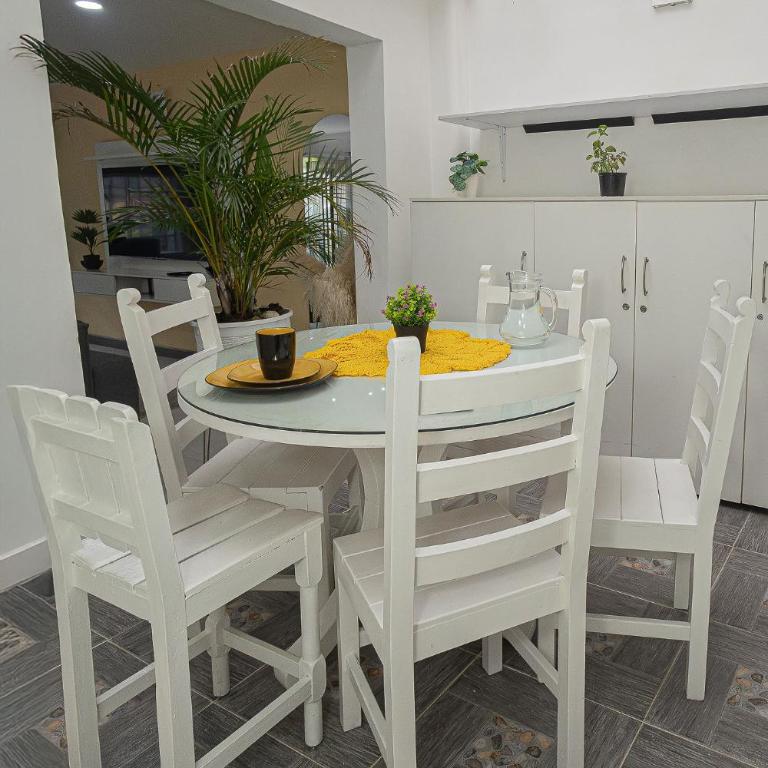 La Casa Amarilla - Three-Bedroom Home - 7