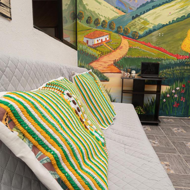La Casa Amarilla - Three-Bedroom Home - 9