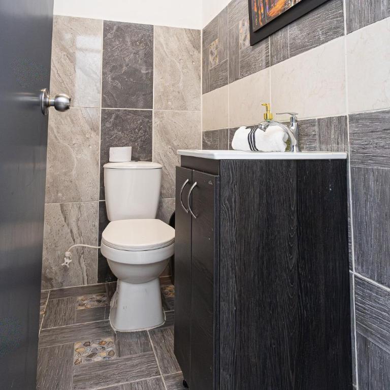 La Casa Amarilla - Three-Bedroom Home - 5