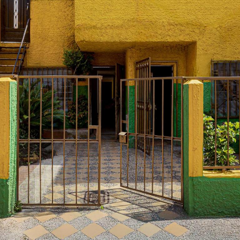 La Casa Amarilla - Three-Bedroom Home - 41