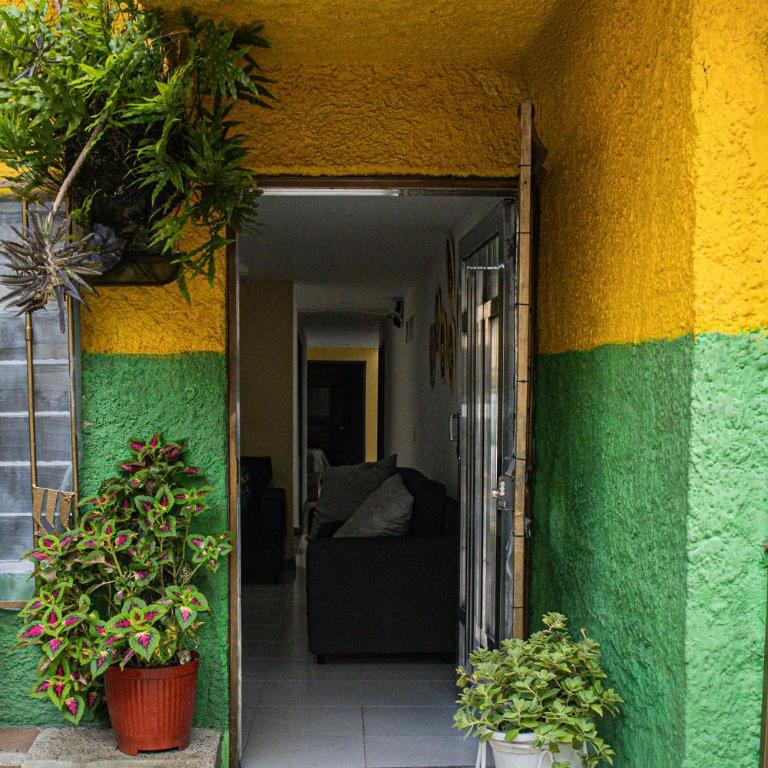La Casa Amarilla - Three-Bedroom Home - 43