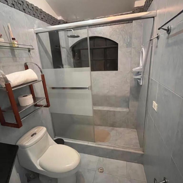 HABITACION MODERNA CON PARQUEO y WIFI - Large Double Room - 10