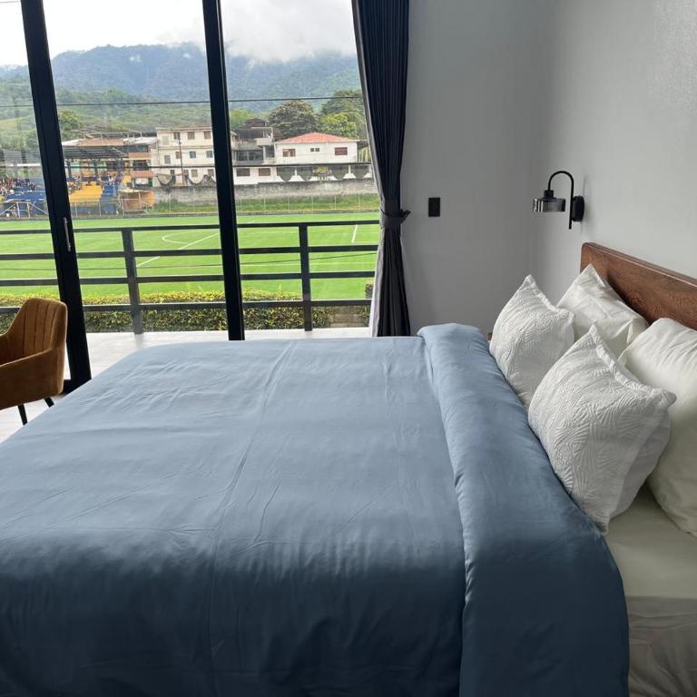 Bird Lover's House Studio Apartments in Mindo - Studio with Mountain View - 9