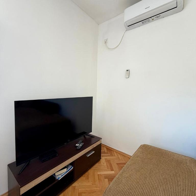 Entire 1-bedroom apartment with free parking - One-Bedroom Apartment - 12