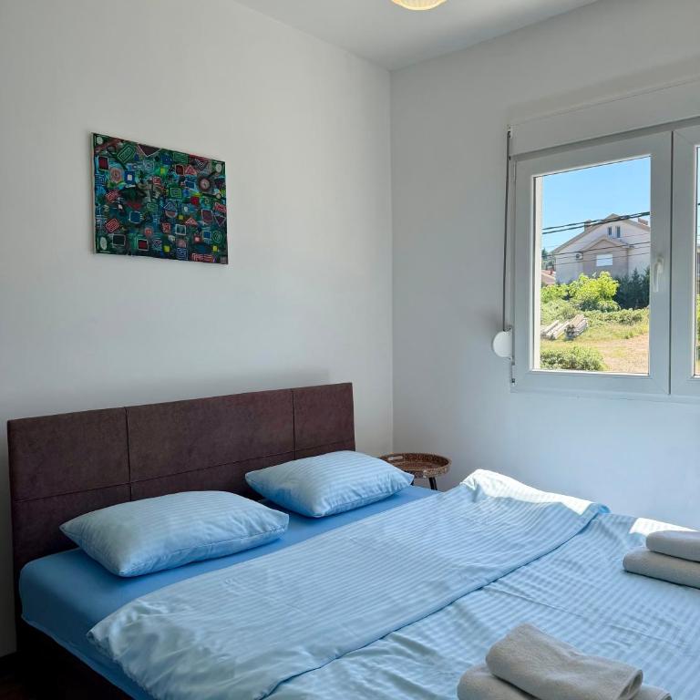 Entire 1-bedroom apartment with free parking - One-Bedroom Apartment - 1
