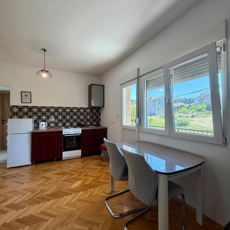 Entire 1-bedroom apartment with free parking - One-Bedroom Apartment - 8