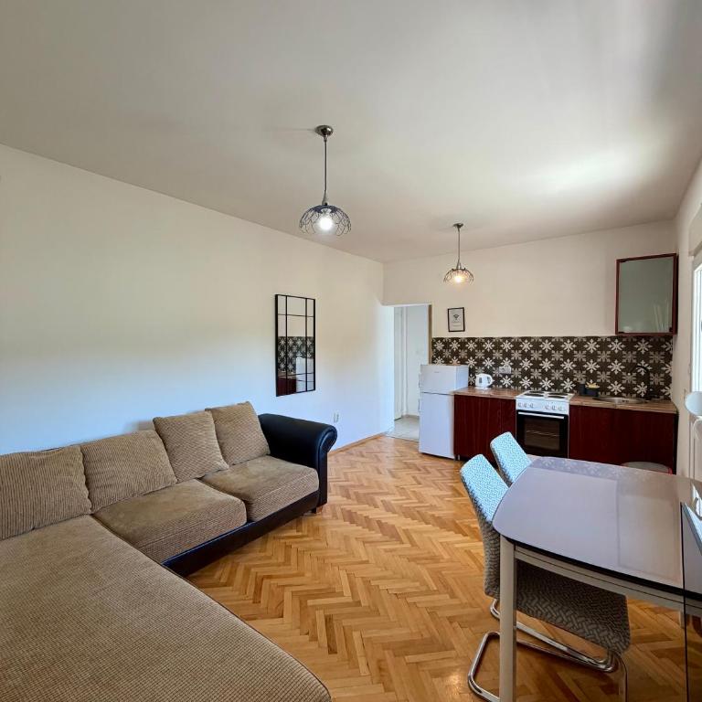 Entire 1-bedroom apartment with free parking - One-Bedroom Apartment - 6
