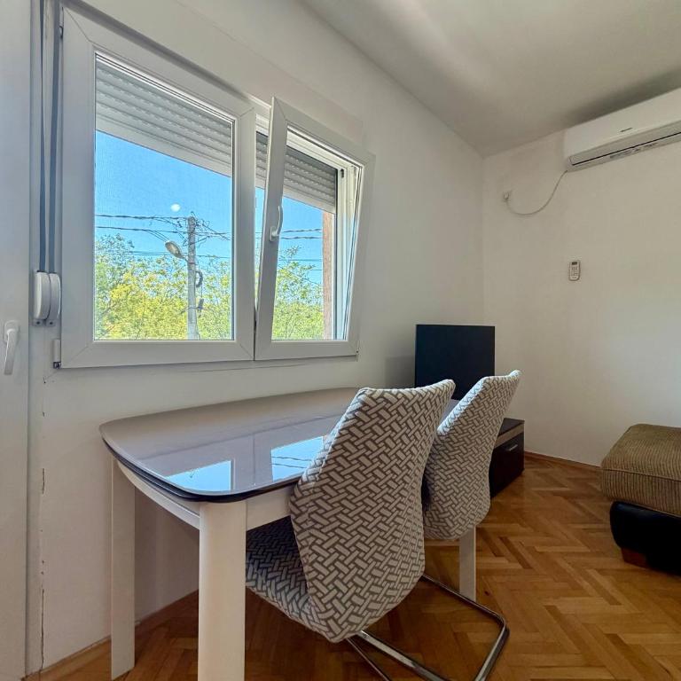 Entire 1-bedroom apartment with free parking - One-Bedroom Apartment - 7