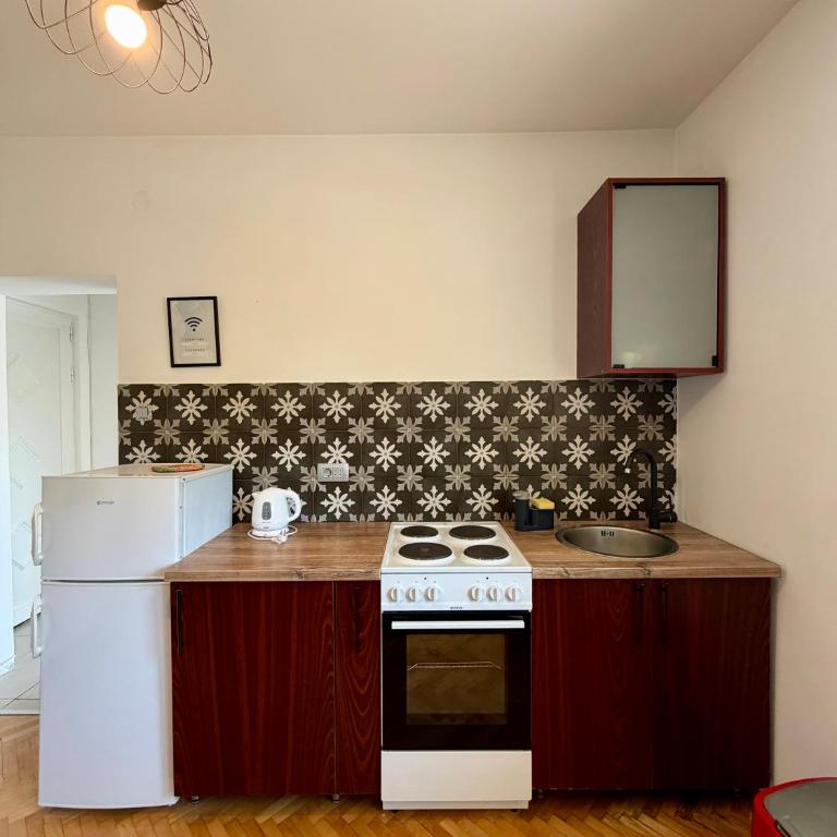 Entire 1-bedroom apartment with free parking - One-Bedroom Apartment - 11