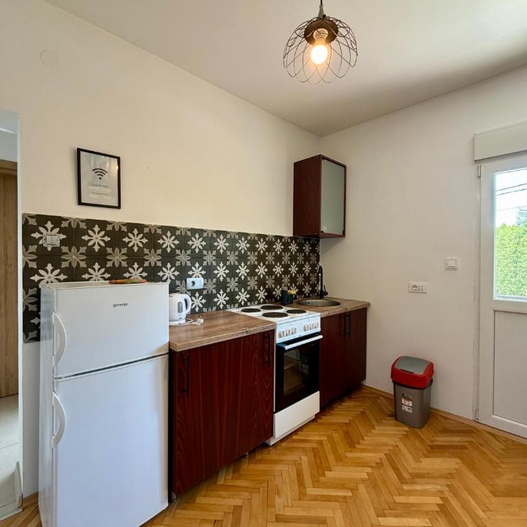Entire 1-bedroom apartment with free parking - One-Bedroom Apartment - 10
