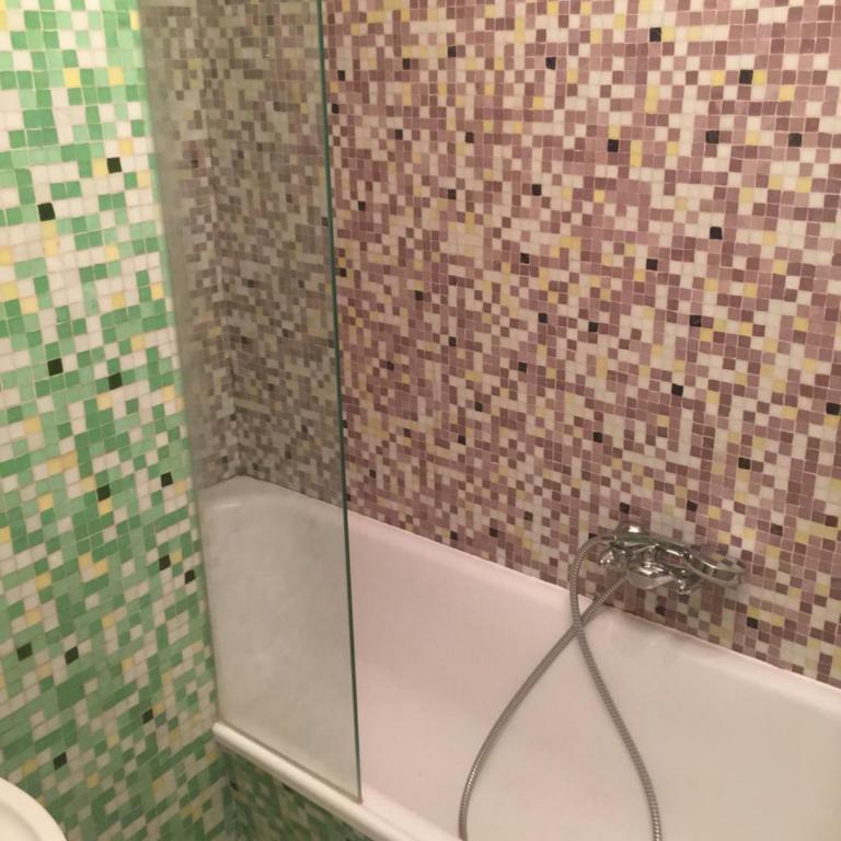 Guesthouse Mozart - Apartment House - Dreibettzimmer mit Badewanne - 5