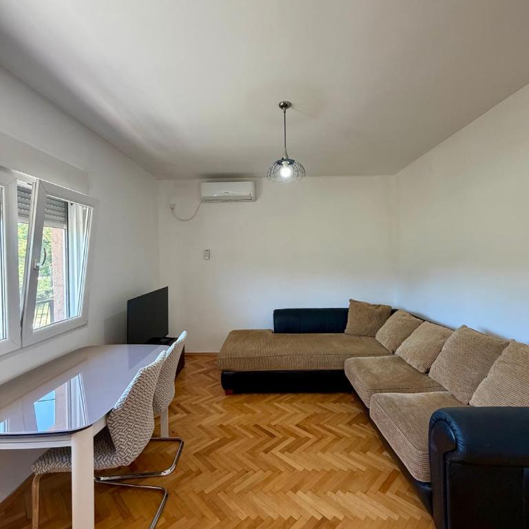Entire 1-bedroom apartment with free parking - One-Bedroom Apartment - 5