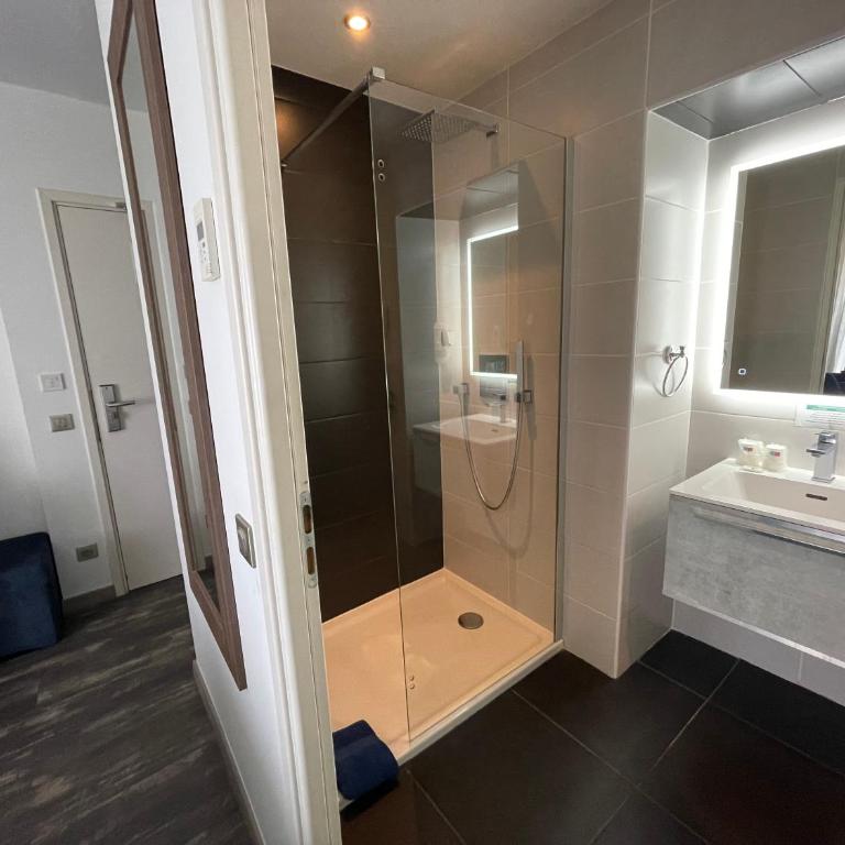 Hotel Flots d'Azur Promenade des Anglais - Chambre Double Confort avec Balcon - Vue sur Mer - 3
