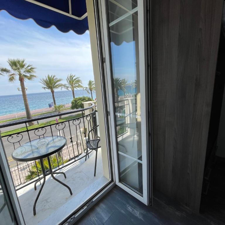 Hotel Flots d'Azur Promenade des Anglais - Chambre Double Confort avec Balcon - Vue sur Mer - 1