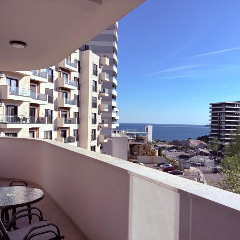 Luxury 2BR Sea View & Garage & Twin Towers Becici - Apartman sa 2 Spavaće Sobe, Terasom i Pogledom na More - 1