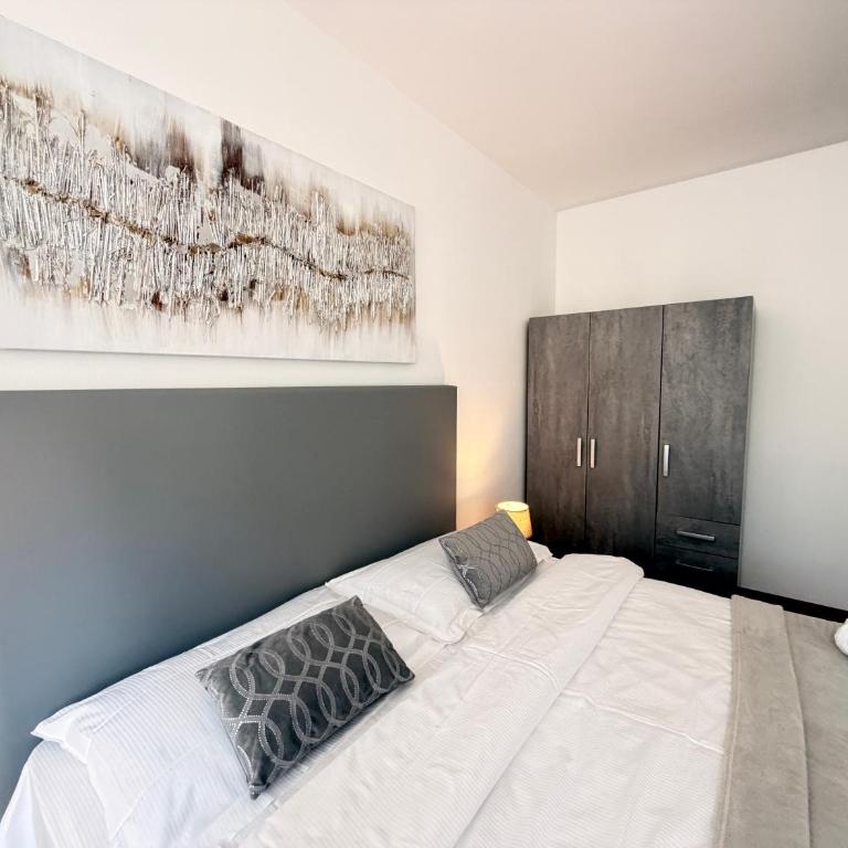 Beach-Center-Renovated-Parking-Balcony apartment - Two-Bedroom Apartment - 18