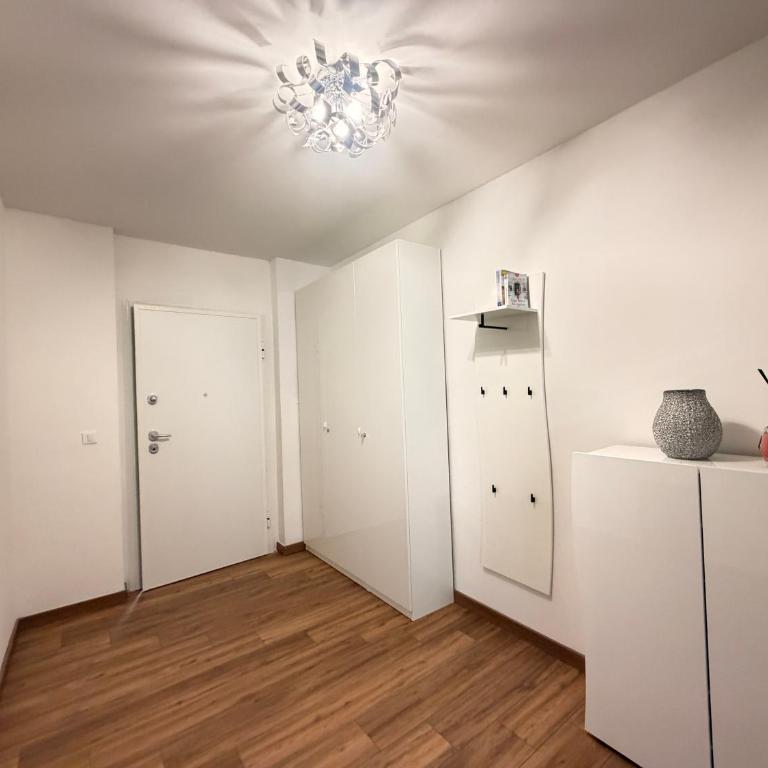Beach-Center-Renovated-Parking-Balcony apartment - Two-Bedroom Apartment - 31